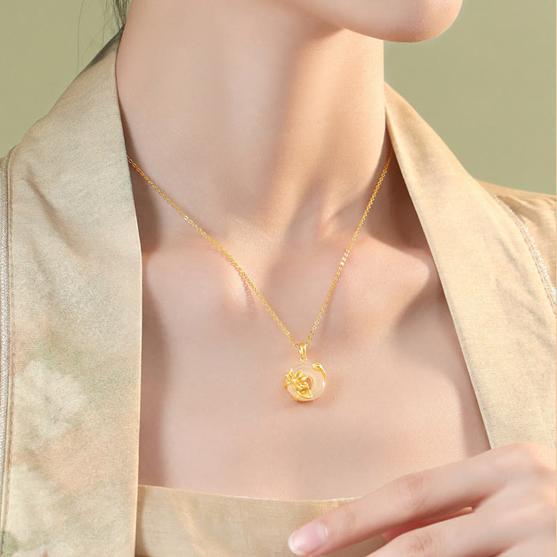 Goldene Kette Weißer Chalzedon Lotus Schnalle Frieden elegant getragen