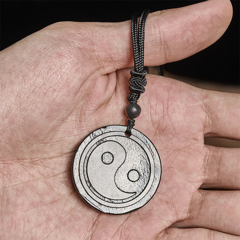 Yin Yang Kette Anhänger am Finger getragen schwarzer Naturstein Meditation