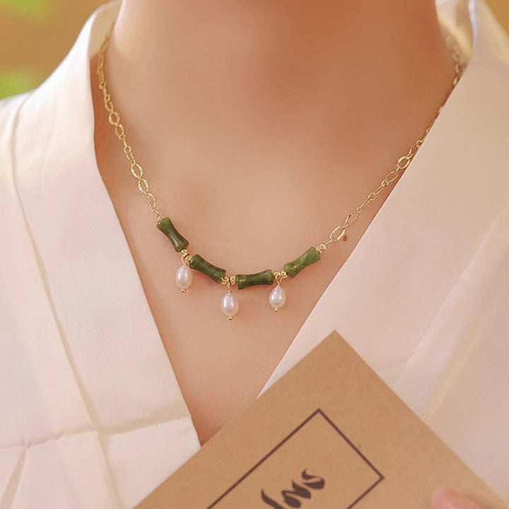 Jade Bambus Kette mit weißen Perlen am Hals Wohlstand Anhänger