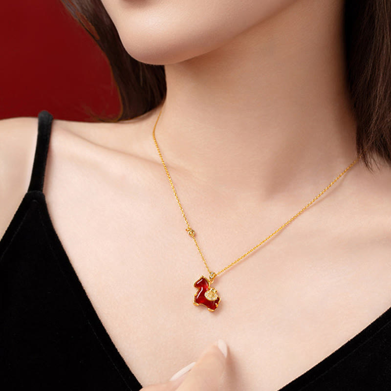Rote Jade Kette mit Anhänger elegant am Hals getragen