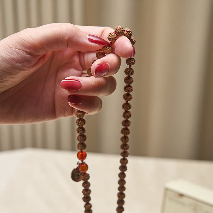 Mala Bodhi – Wohlstand & Balance aus Rudraksha Samen mit Karneol getragen