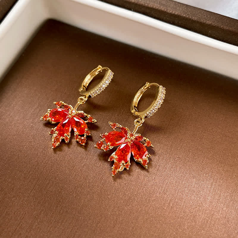 Ohrringe Ahornblatt Zirkonia rot gold Schmuckschatulle eleganter Boho Ohrschmuck