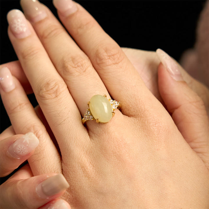 Ring Hetian Jade Ei elegant in Gelbgold mit Brillanten