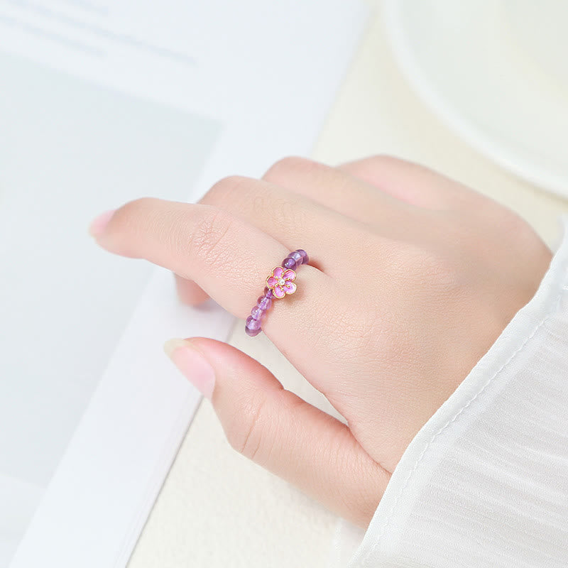 Ring Amethyst Pfirsichblüte lila Edelstein Schmuck auf Hand präsentiert