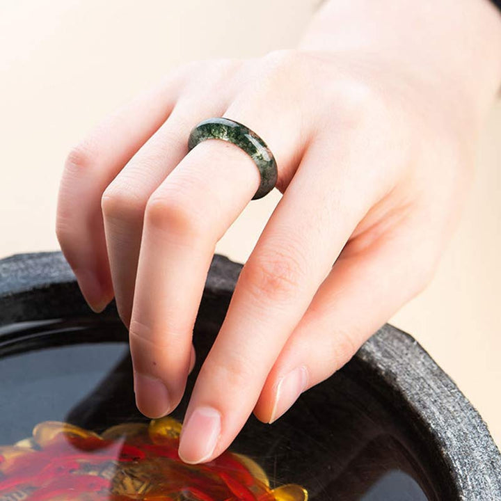 Moosachat Ring mit grünem Stein für Heilung und Balance getragen