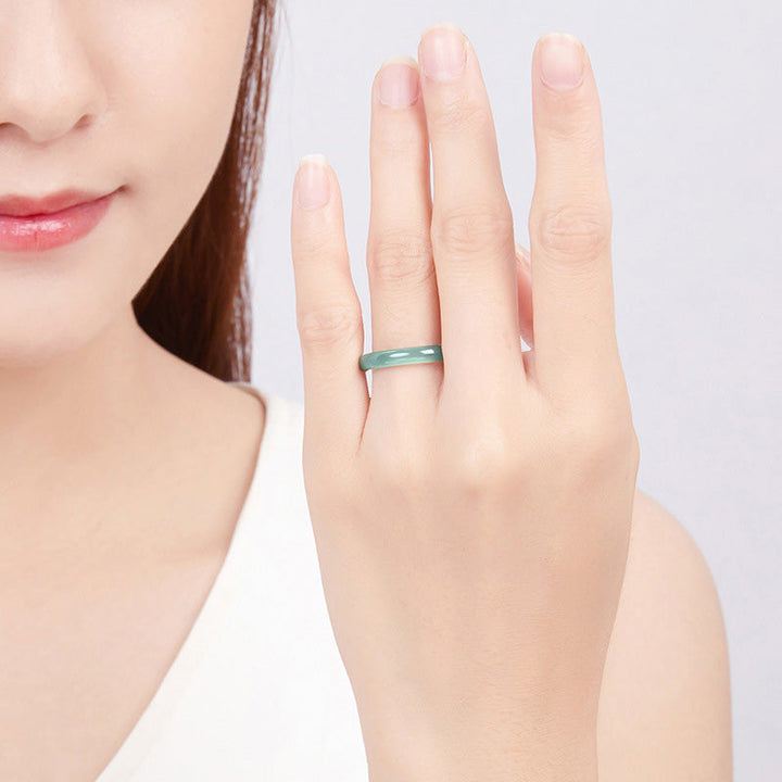 Grüner Jade Ring getragen Schutz Wohlstand eleganter Fingerring