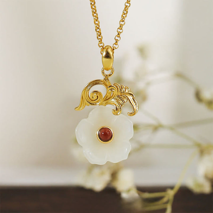 Hetian Jade Blume Anhänger goldene Kette mit rotem Stein