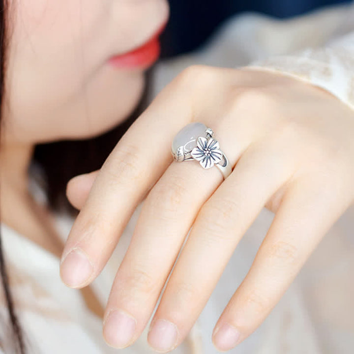 Chalcedon Pflaumenblüte Ring silber getragen für Positivität und Harmonie