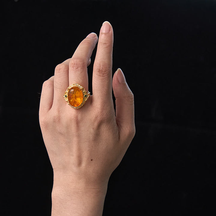 Ring Bernstein Blume Taubenmuster an Hand goldene Fassung Klarheit Energie
