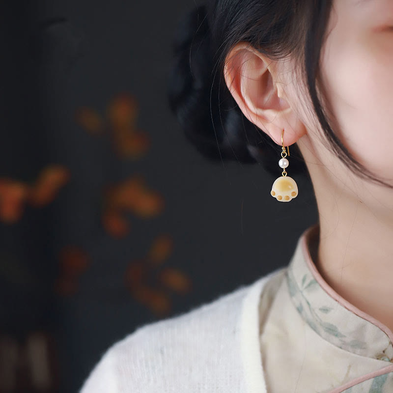 Ohrringe Bodhi-Samen Katzenpfote getragen Perle Gold Boho Schmuck spirituell