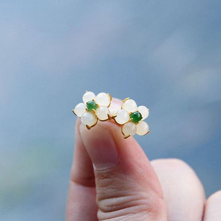 Ohrringe Weiße Jade Blume zarte Blüten goldfarben getragen Boho Schmuck