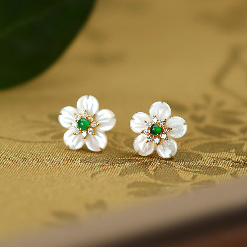 Ohrringe Tridacna Jade Blume weiß grün Boho Schmuck spirituell Ohrstecker