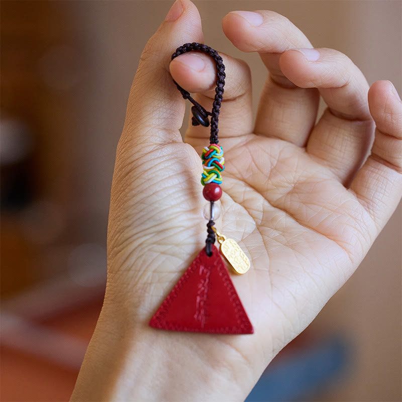 Schlüsselanhänger Zinnober rotes Dreieck Glücksknoten Feng Shui Schutzamulett spirituell