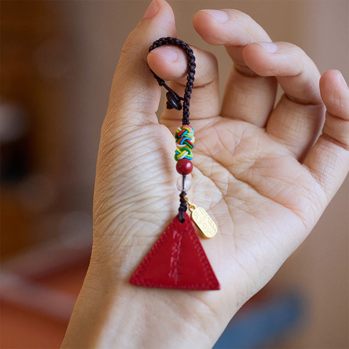 Schlüsselanhänger Zinnober rotes Dreieck Glücksknoten Feng Shui Schutzamulett spirituell
