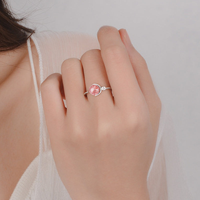 Eleganter Ring Rosenquarz mit Metallrahmen an Hand Schmuck getragen