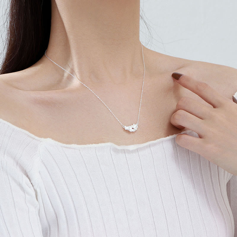 Elegante Sterlingsilber Blumen Anhänger Kette am Hals getragen Segen