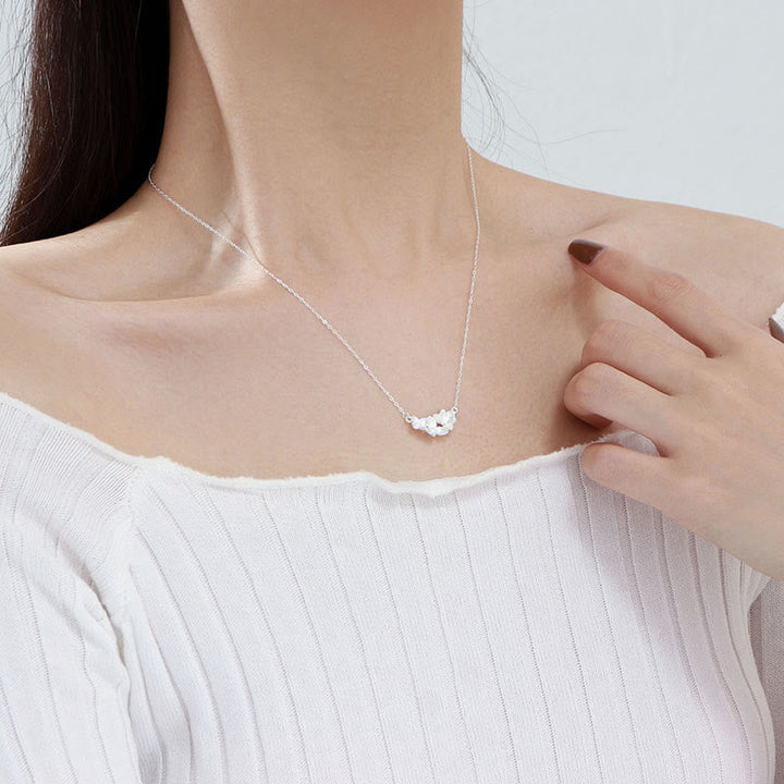 Elegante Sterlingsilber Blumen Anhänger Kette am Hals getragen Segen