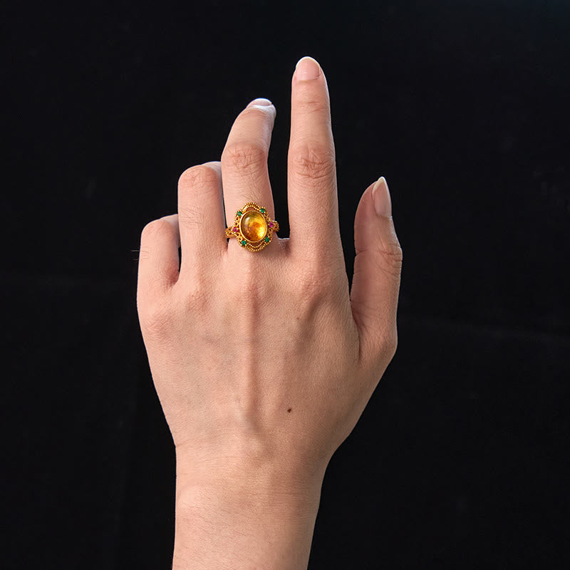 Ring Bernstein Blume mit gelbem Stein Gold Design getragen