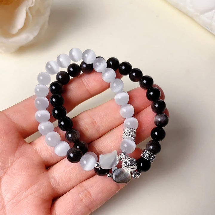 Armband Silber Obsidian Katze – Positivität getragen an Hand mit Perlen