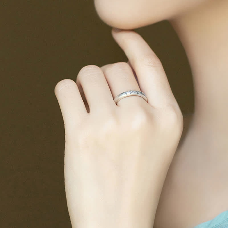 Silberring Om Mani Padme Hum 925 am Finger getragen eleganter Look