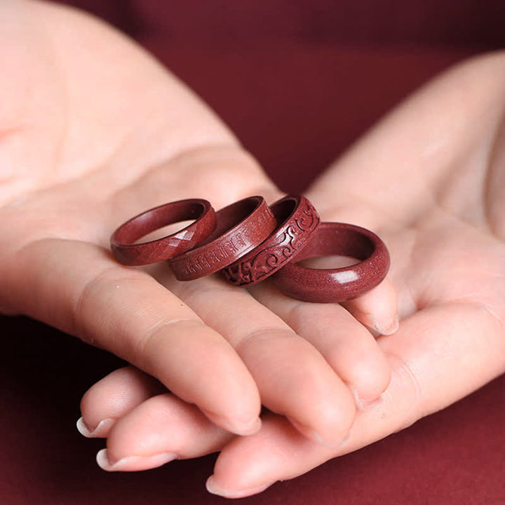 Drei rote Zinnober-Ringe mit Om Mani Padme Hum Gravur Segen auf Hand