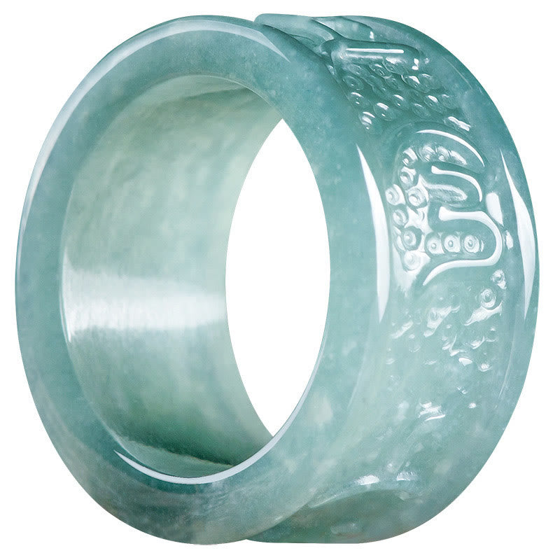 Jadegrüner Ring mit Om Mani Padme Hum Gravur für Wohlstand und Schutz