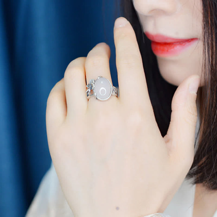 Ring Chalcedon Pflaumenblüte getragen am Finger Positivität Harmonie Schmuck