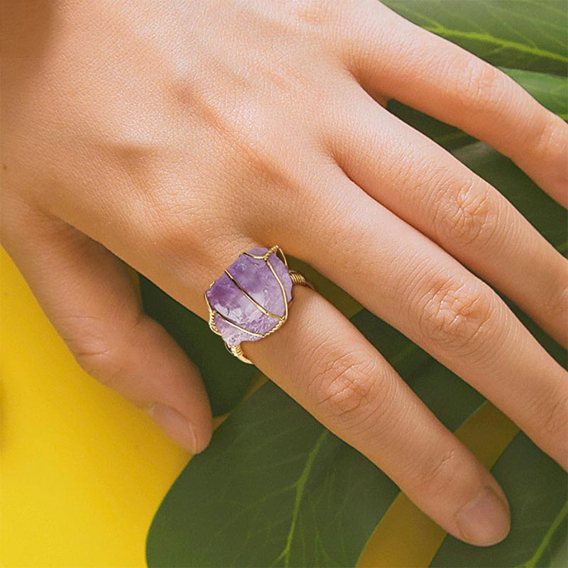 Ring Amethyst Kristall lila Stein getragen Hand Energie Schutz