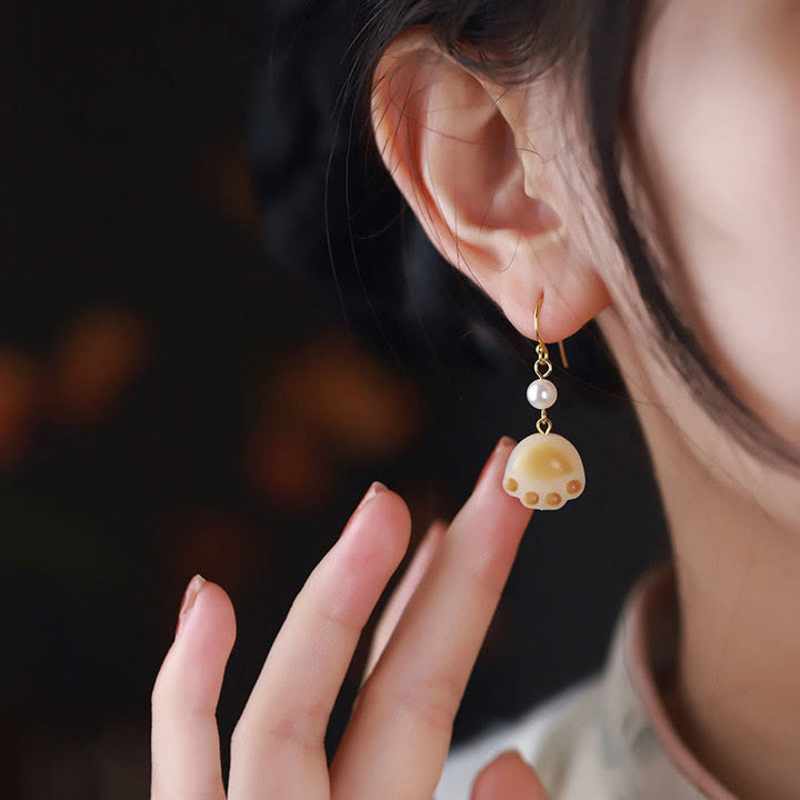 Ohrringe Bodhi-Samen Katzenpfote Perle getragen Boho Schmuck spirituell Ohrhänger