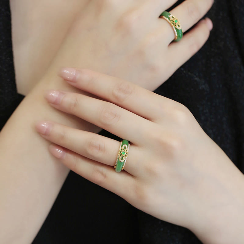 Ring Grüner Chalcedon Stärke Schutz getragen mit Kupfer Details elegant