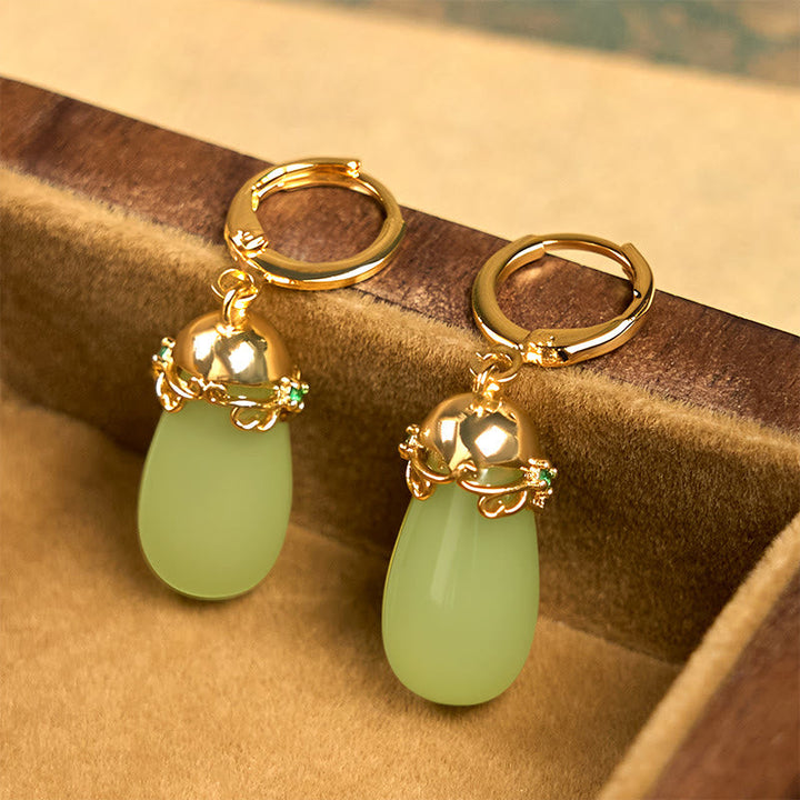 Ohrringe Grüner Chalcedon Tropfen – Stärke goldene Creolen Boho Schmuck spirituell