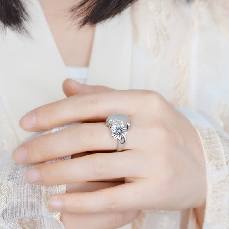 Ring Chalcedon Pflaumenblüte Positivität Harmonie silberner elegant getragen