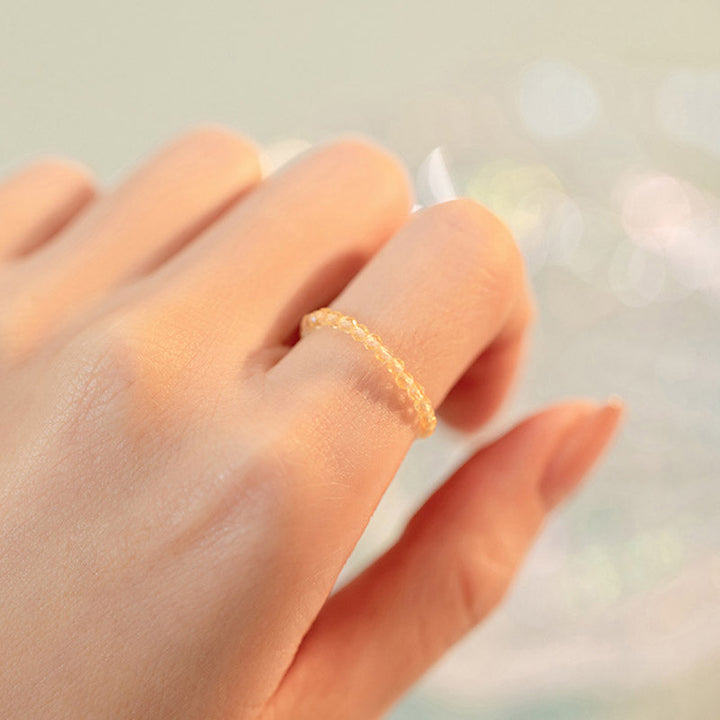 Citrin Ring Glück Wohlstand goldfarben elegant an Hand getragen
