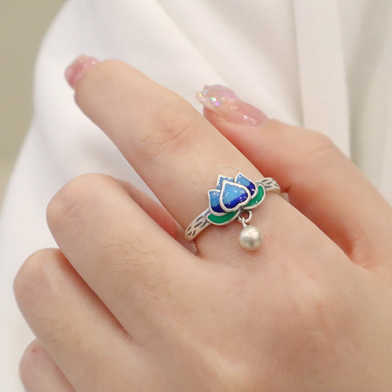 Blauer Lotus Ring mit Perle getragen Schmuck Edelstein Fingerring