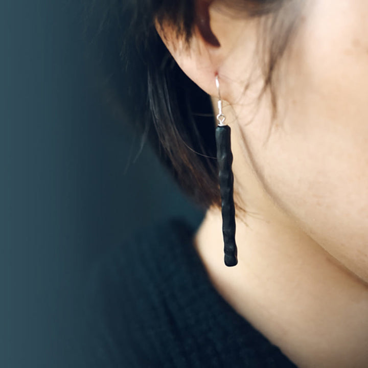 Ohrringe Ebenholz Silber getragen Boho Schmuck spirituell Ohrhänger Balance Frieden