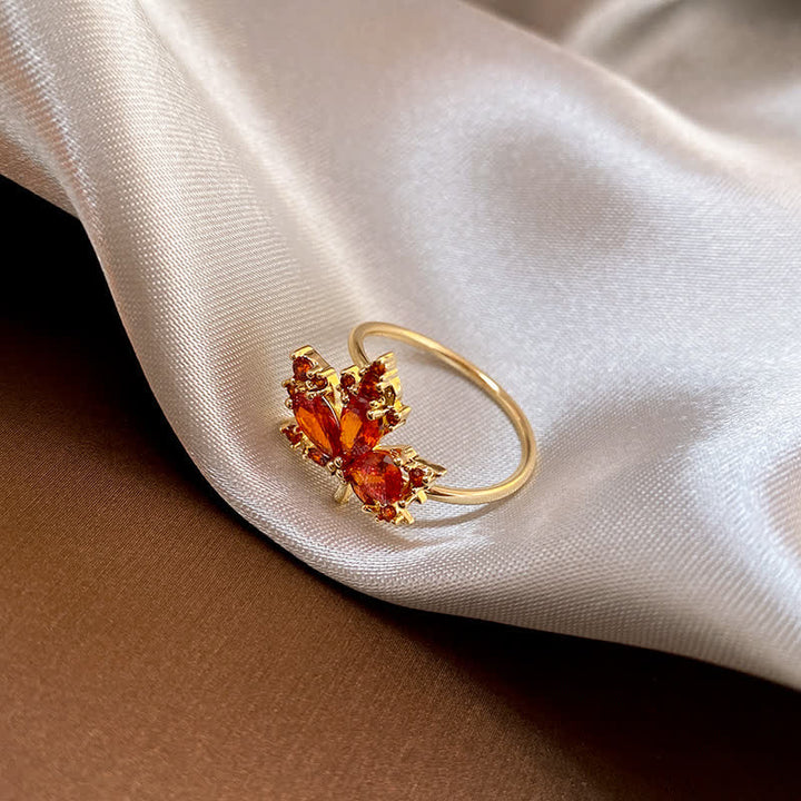 Ohrringe Ahornblatt Zirkonia gold rot Herbst Schmuck elegant auf Satin