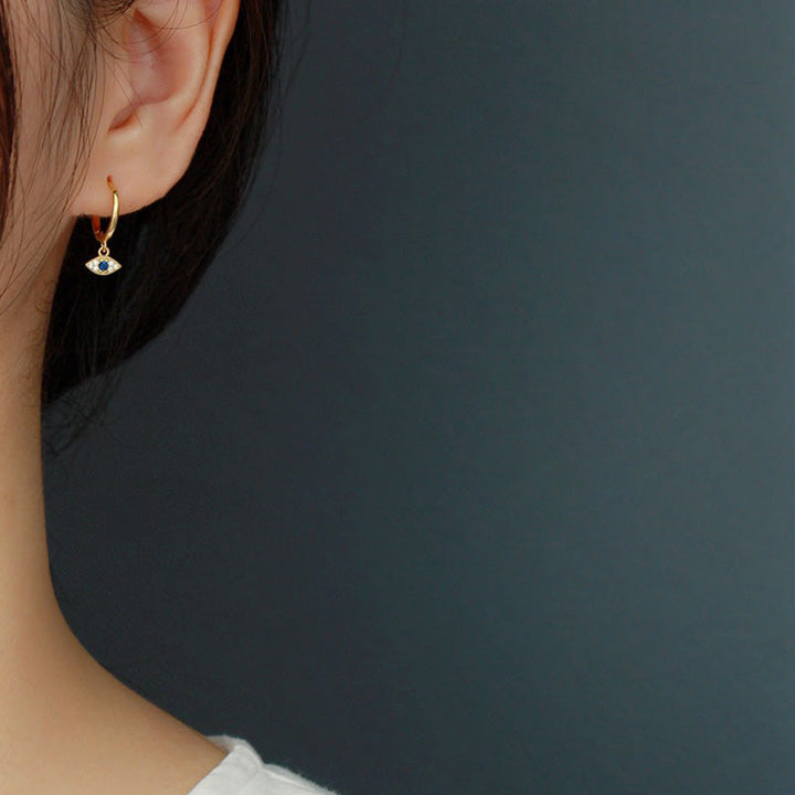 Evil Eye Ohrringe Gold getragen Schutz Boho Schmuck spirituell Ohrhänger