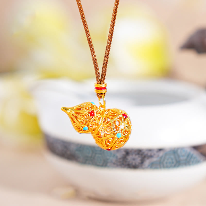 Goldener filigree Hohlkürbis Anhänger an eleganter Kette vergoldetes Messing