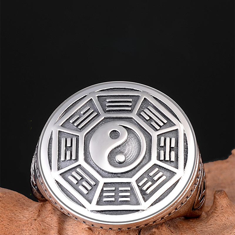Ring Yin Yang Balance silber mit Ba Gua Symbolen getragen