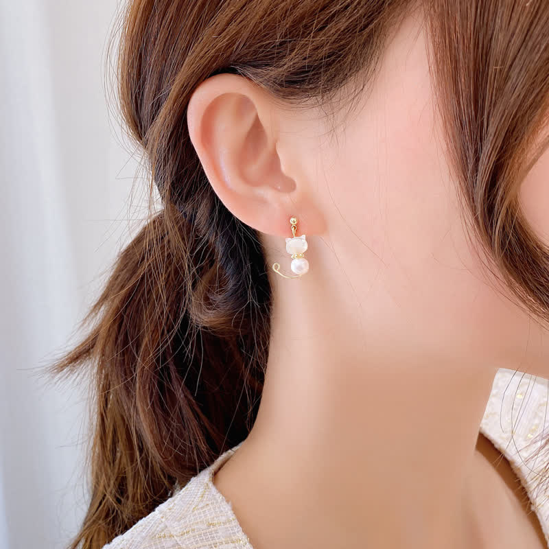 Ohrringe Perle Katzenpfote Gold getragen Boho Schmuck zart spirituell Ohrhänger