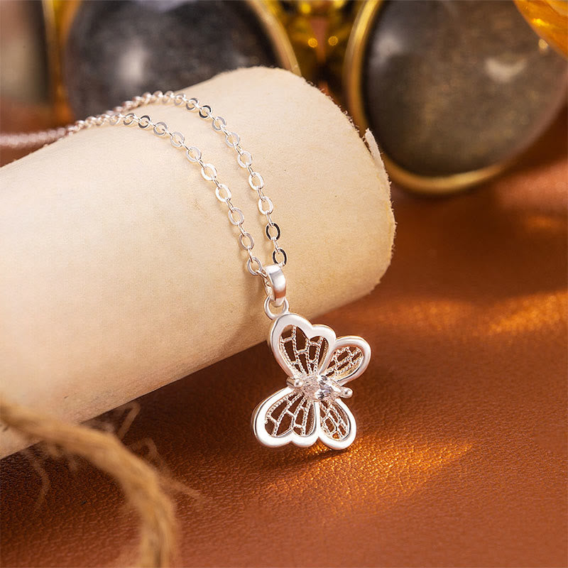 Silberkette mit Schmetterling-Anhänger aus Sterlingsilber am Handgelenk getragen