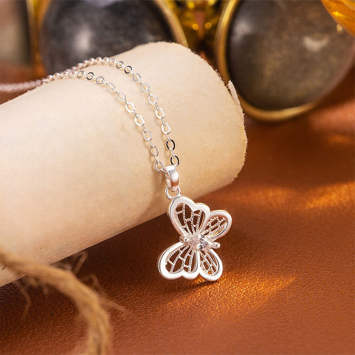Silberkette mit Schmetterling-Anhänger aus Sterlingsilber am Handgelenk getragen