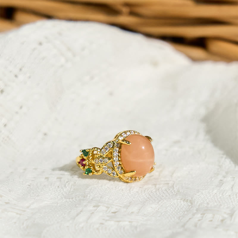 Pfirsichmondstein Ring aus Gold getragen Glücksblume Ruhe Feng Shui