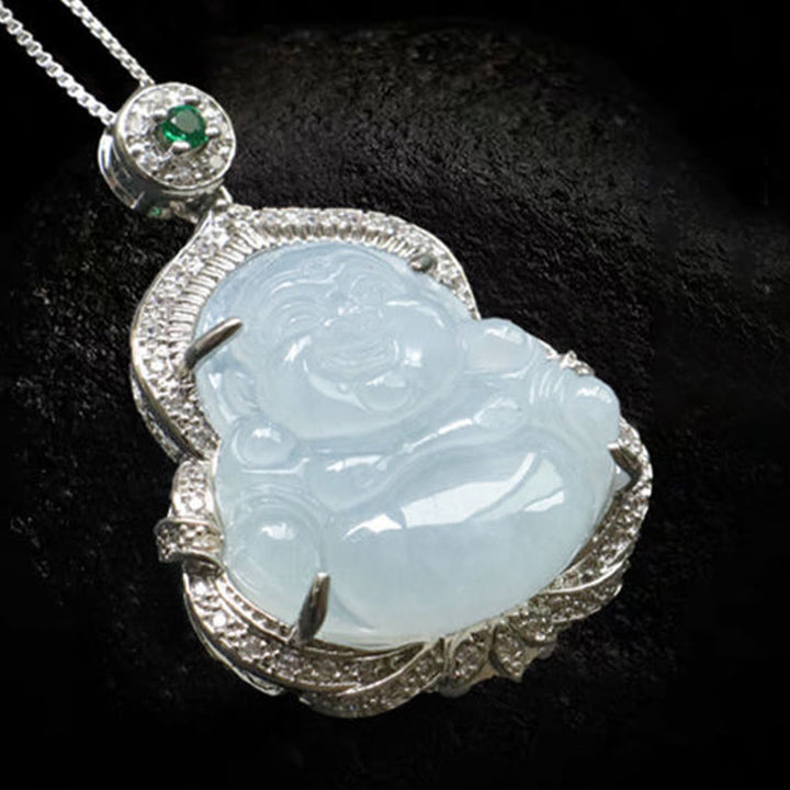 Jade Anhänger Lachender Buddha Überfluss an Silberkette getragen