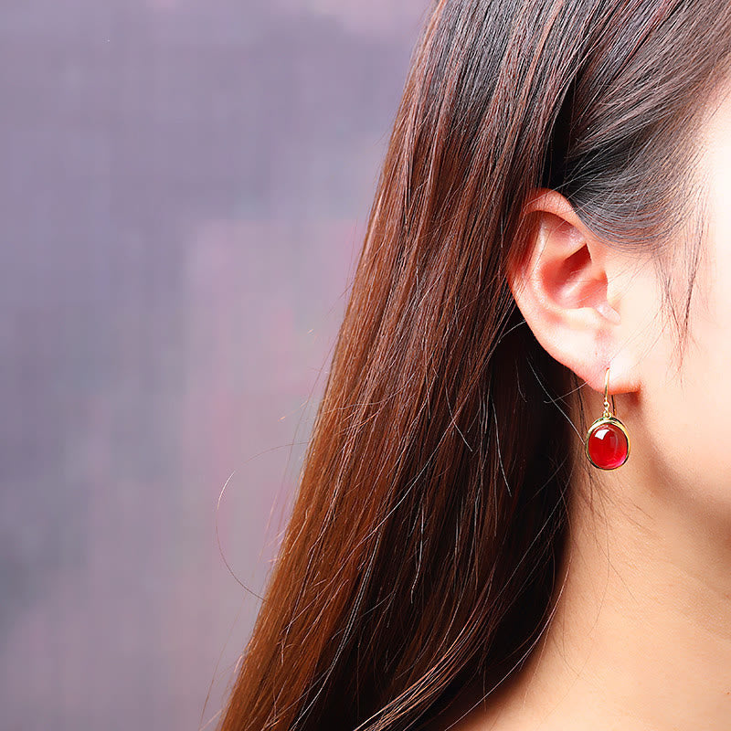 Ohrringe Roter Korund getragen Gold Boho Schmuck spirituell Ohrhänger elegant