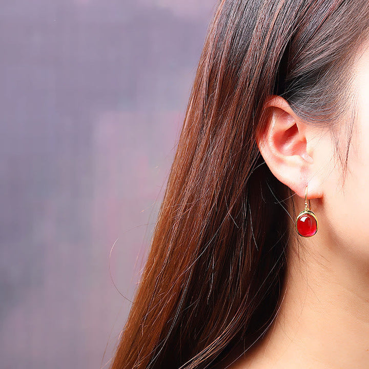 Ohrringe Roter Korund getragen Gold Boho Schmuck spirituell Ohrhänger elegant