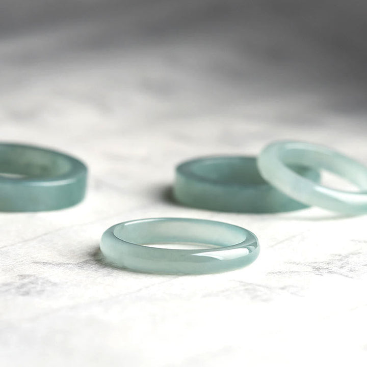 Ring Jade – Wohlstand & Glück grüner Schmuckstein auf Marmor
