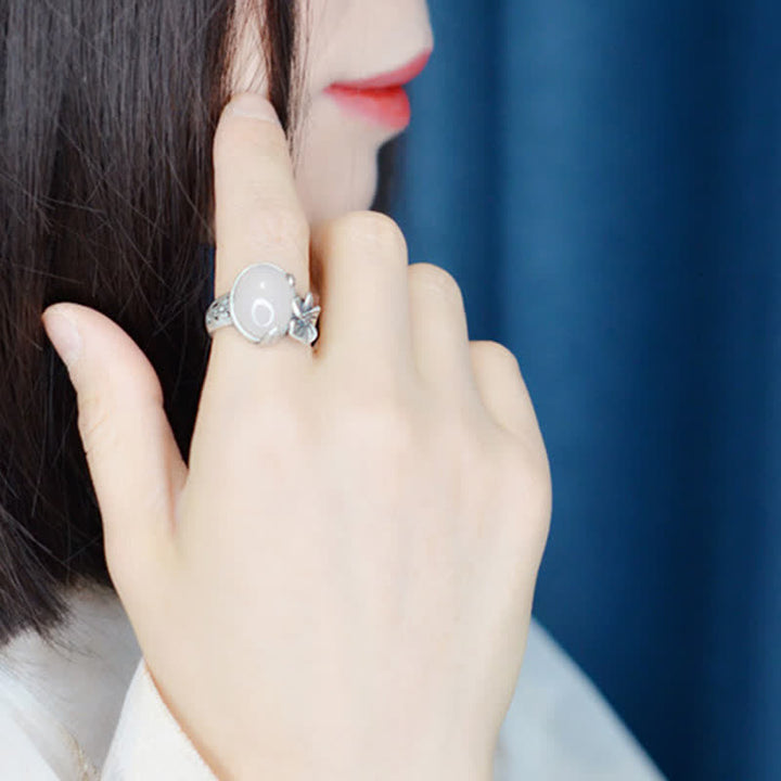 Chalcedon Pflaumenblüte Ring Positivität Harmonie elegant an Hand getragen silbern