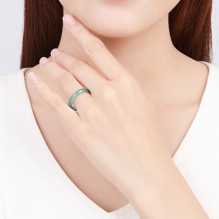 Jade Ring grün elegante Frauenhand Wohlstand Schutz Glück