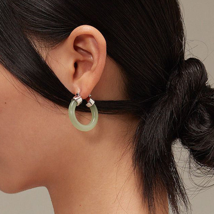 Weißer Jade Ohrringe Silber getragen Boho Schmuck spirituell Creolen